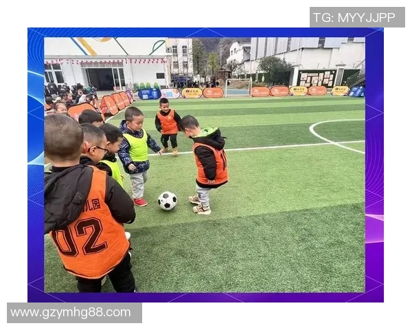 足球场上的小球星们展现非凡才华，未来之星的璀璨光芒逐渐崭露头角