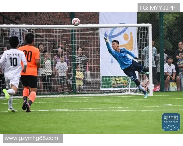 足球巨星闪耀登场激情走秀点燃全场观众热情迎来巅峰时刻